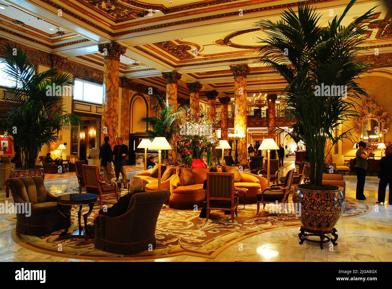 Die Menschen entspannen sich gerne in der Lobby des historischen Fairmont Hotels, einem großartigen Luxushotel und der Gastfreundschaft in San Francisco Stockfoto