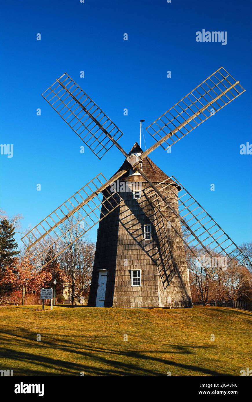Die Hook Windmill ist ein historisches Relikt aus East Hampton, Long Island, der Landwirtschaft und der Kolonialzeit, bevor die Urlauber die Hamptons entdeckten Stockfoto
