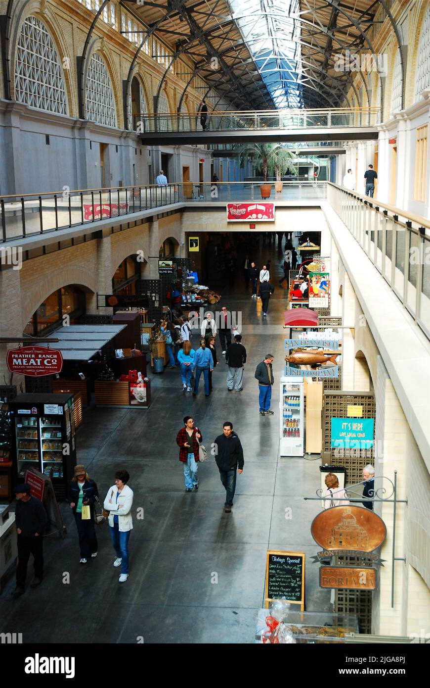 Die Menschen gehen um den Marketplace, ein Einkaufszentrum im Ferry Building, San Francisco, Kalifornien, das sich auf frische und biologische Lebensmittel aus der Landwirtschaft spezialisiert hat Stockfoto