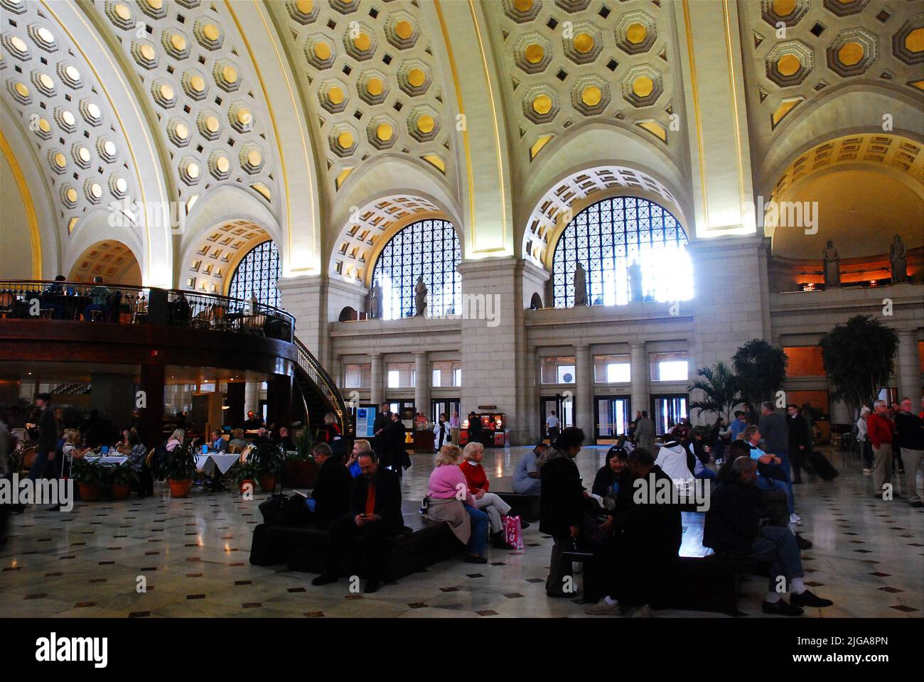 Die Menschen warten unter den hohen gewölbten Decken der Union Station in Washington DC, dem wichtigsten Eisenbahn- und Zugstaat der Stadt Stockfoto