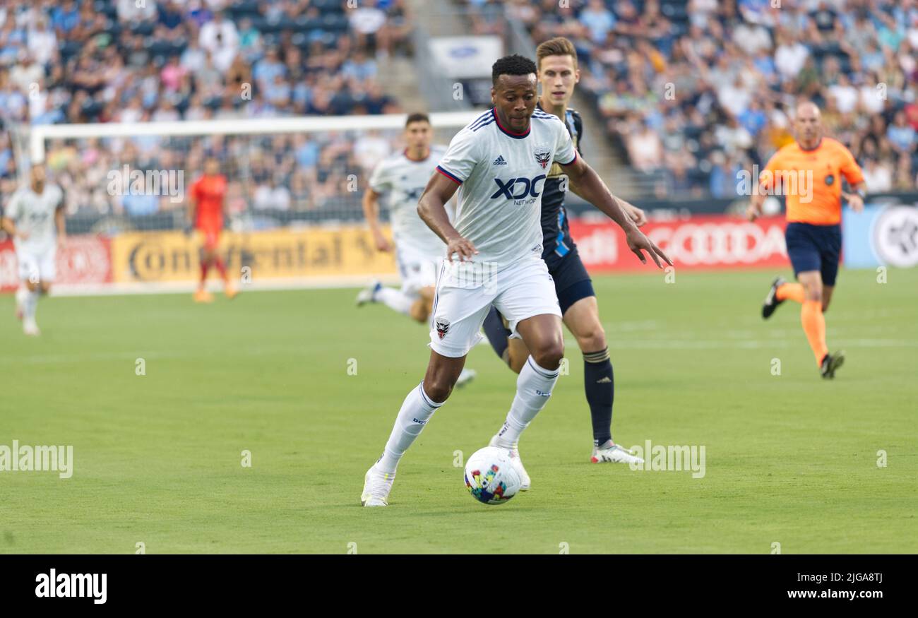 Chester, Pennsylvania, USA. 8.. Juli 2022. Am 8. Juli 2022 schiebt Chester PA-OLA KAMARA (9) von DC United den Ball gegen die Philadelphia Union im Subaru Park nach unten (Bild: © Ricky Fitchett/ZUMA Press Wire) Quelle: ZUMA Press, Inc./Alamy Live News Stockfoto