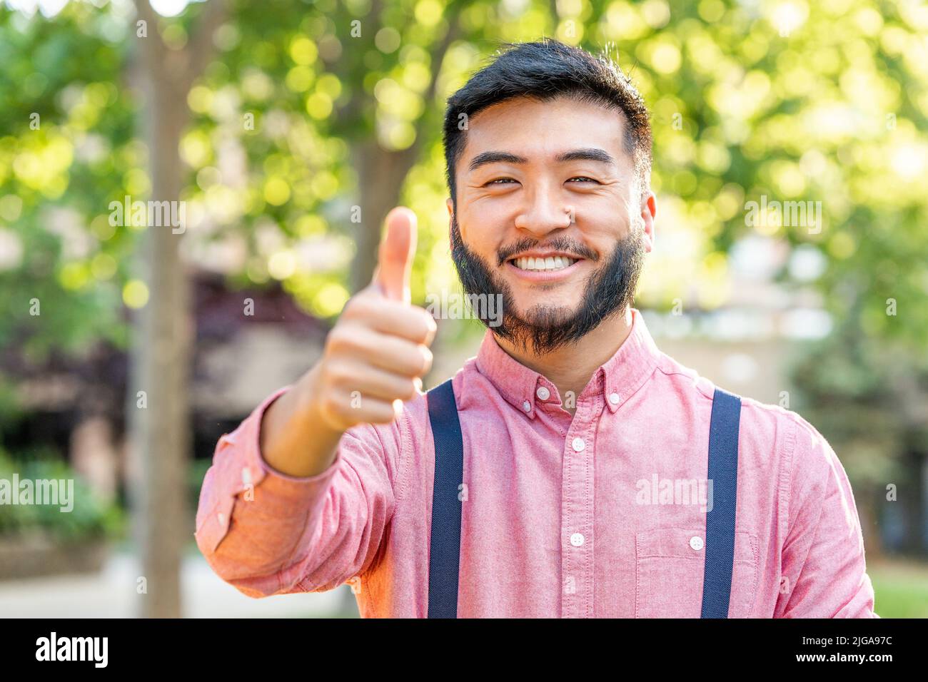Mann in legerer Kleidung, der gut mit der Hand ist Stockfoto