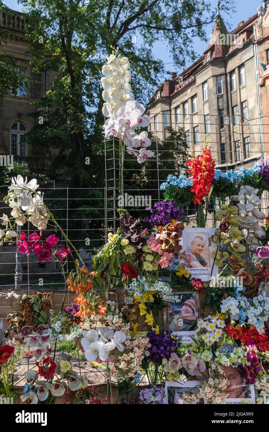 8. Juni 2022, Lwiw, Ukraine: Eine Mauer der Erinnerung ist im Zentrum von Lwiw erschienen zu Ehren der Ukrainer, die (und nicht nur) im Krieg, den Russland gegen uns geführt hat, gestorben sind. Diese Installation besteht aus Fotografien von Erwachsenen und Kindern aus der ganzen Ukraine, die während des aktuellen Krieges durch die russischen Besatzer ums Leben kamen.Alle näherten sich dem Ã¬wallÃ® und befestigten ihm zu Ehren Blumen.die Veranstaltung wurde von Leo Soto, einem Amerikaner aus Miami, Florida, organisiert. Die eigens für diesen Zweck in die Ukraine gekommen sind. Er fand Fotos von den Toten im Internet, druckte sie aus und lamin Stockfoto