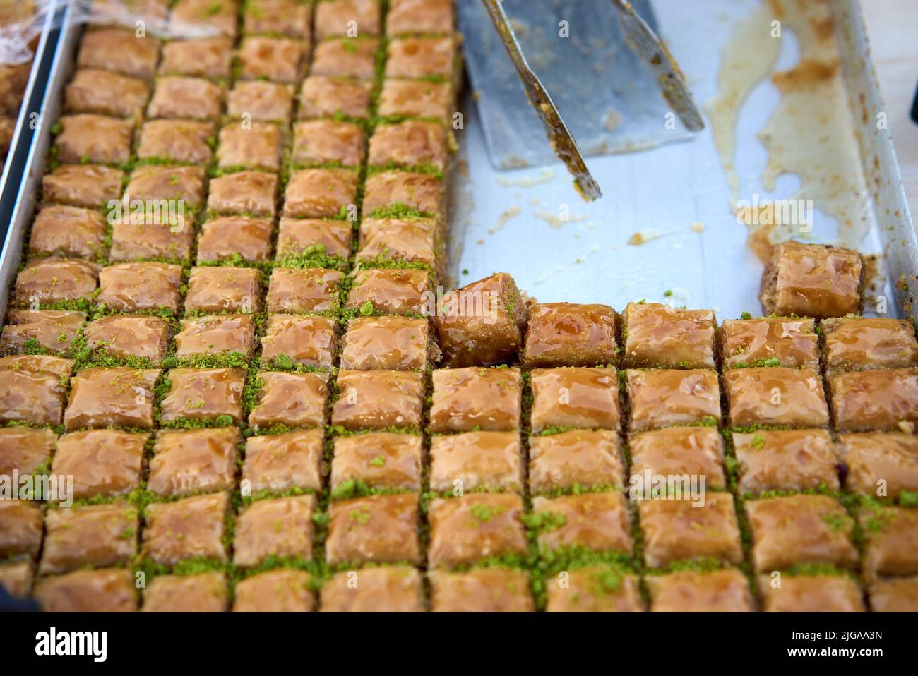 Pistazien-Baklava. Traditionelle Aromen Des Nahen Ostens. Der lokale Name von Baklava ist Fistikli Baklava. Nahaufnahme. Stockfoto
