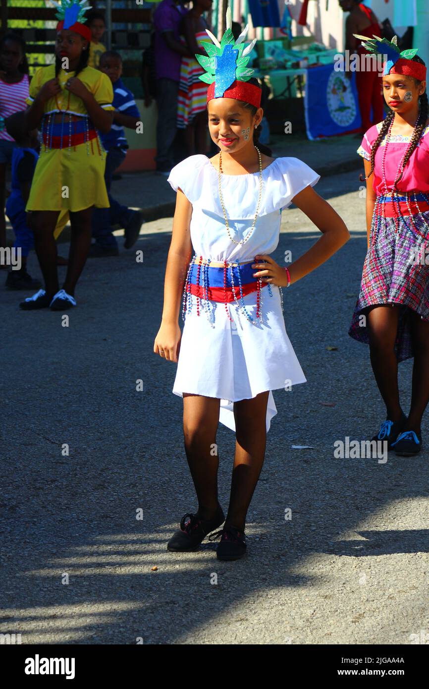 PUNTA GORDA, BELIZE - 10. SEPTEMBER 2016 St. George’s Caye Day Feiern und Karneval - Mädchen Tänzerin in weißem Kleid mit Kopfschmuck Stockfoto