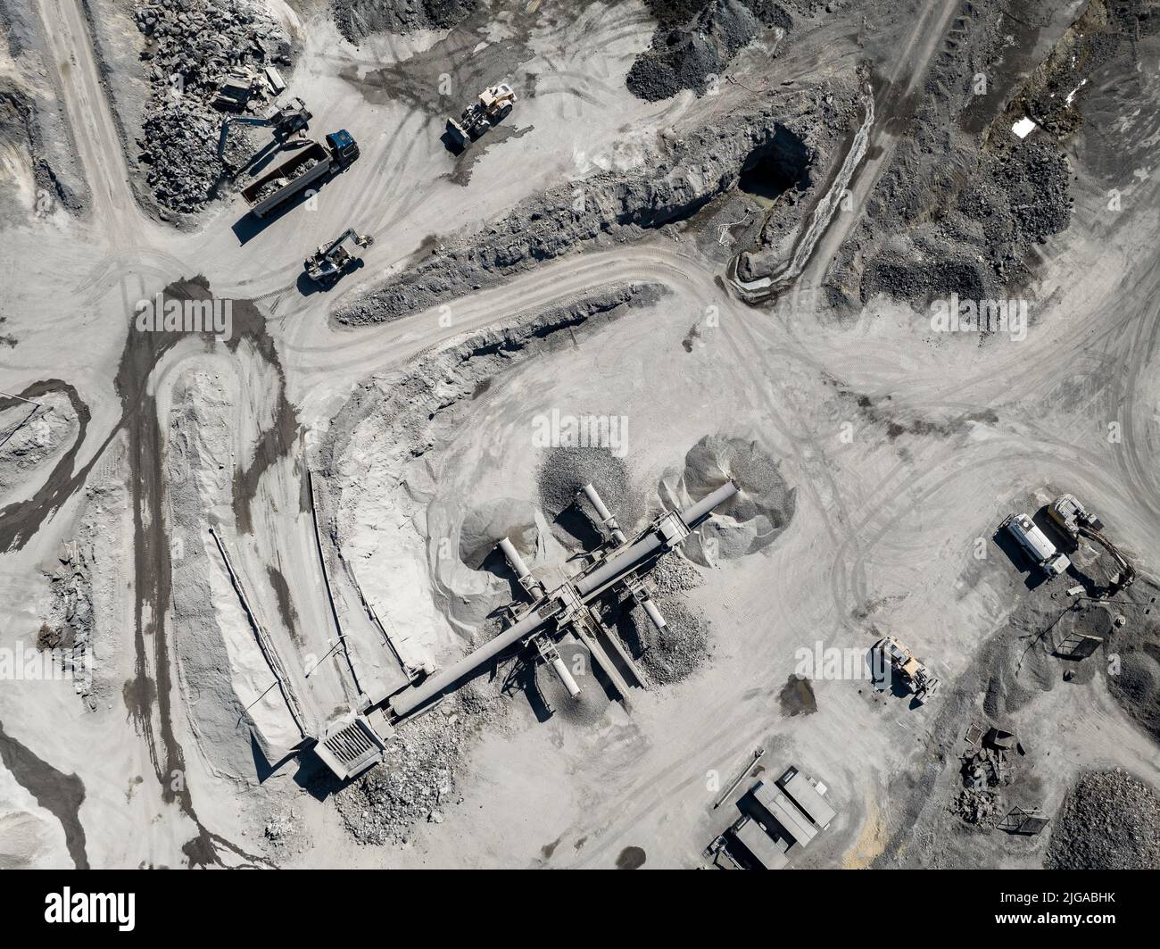 Bergbau Steinbruch mit spezieller schwerer Ausrüstung Tagebauaushub. Dolomitenmine. Blick Von Oben. Industriegebiet, Ansicht Von Oben. Stockfoto