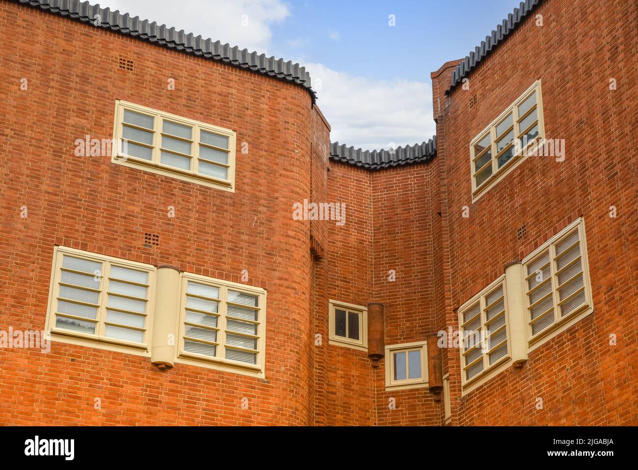 Amsterdam, Niederlande. Juni 2022. Blick auf das charakteristische Backsteinhaus im Stil der Amsterdamer Schule in Spaarndammerbuurt, Amster Stockfoto