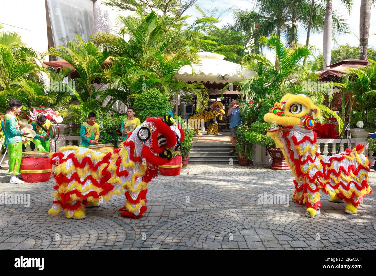 Künstlerische Darbietungen Drachen-Einhorn-Tanz, um das neue Jahr der Tänzer in der Stadt Nha Trang.VN begrüßen. Es bringt viel Glück für alle in der Stockfoto