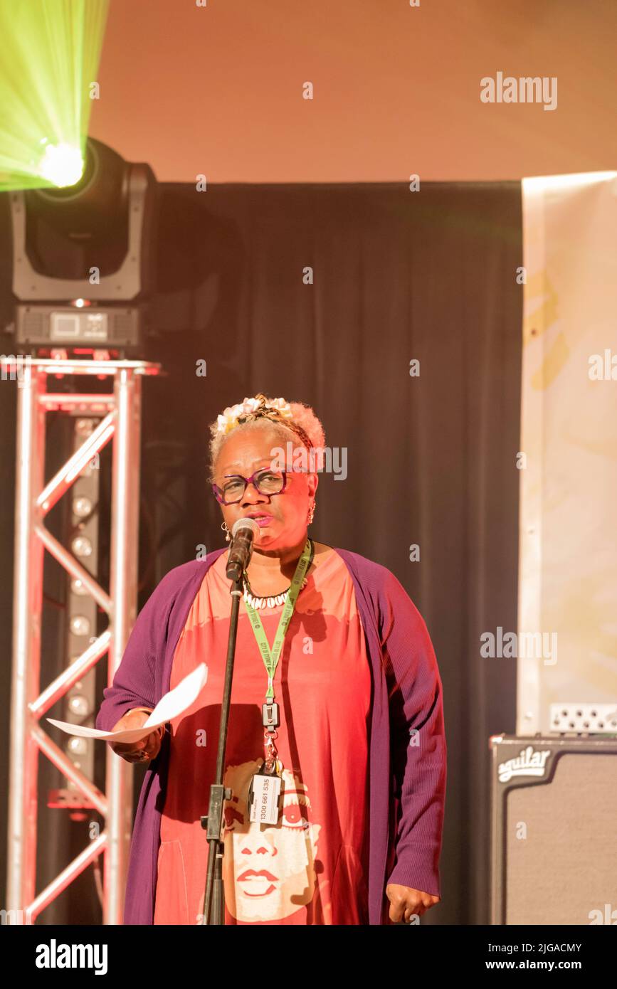 Sydney, Australien, 09 2022. Juli: Stadträtin Emelda Davis begrüßt im Namen des Rats der Stadt Sydney Menschen zur Naidoc in the City 2022 Veranstaltung im Rathaus von Sydney. Die Veranstaltung war eine von vielen während der Naidoc Week (National Aborigines and Islanders Day Observance Committee), die im ganzen Land stattfand. Foto-Kredit Stephen Dwyer Alamy Live Nachrichten Stockfoto