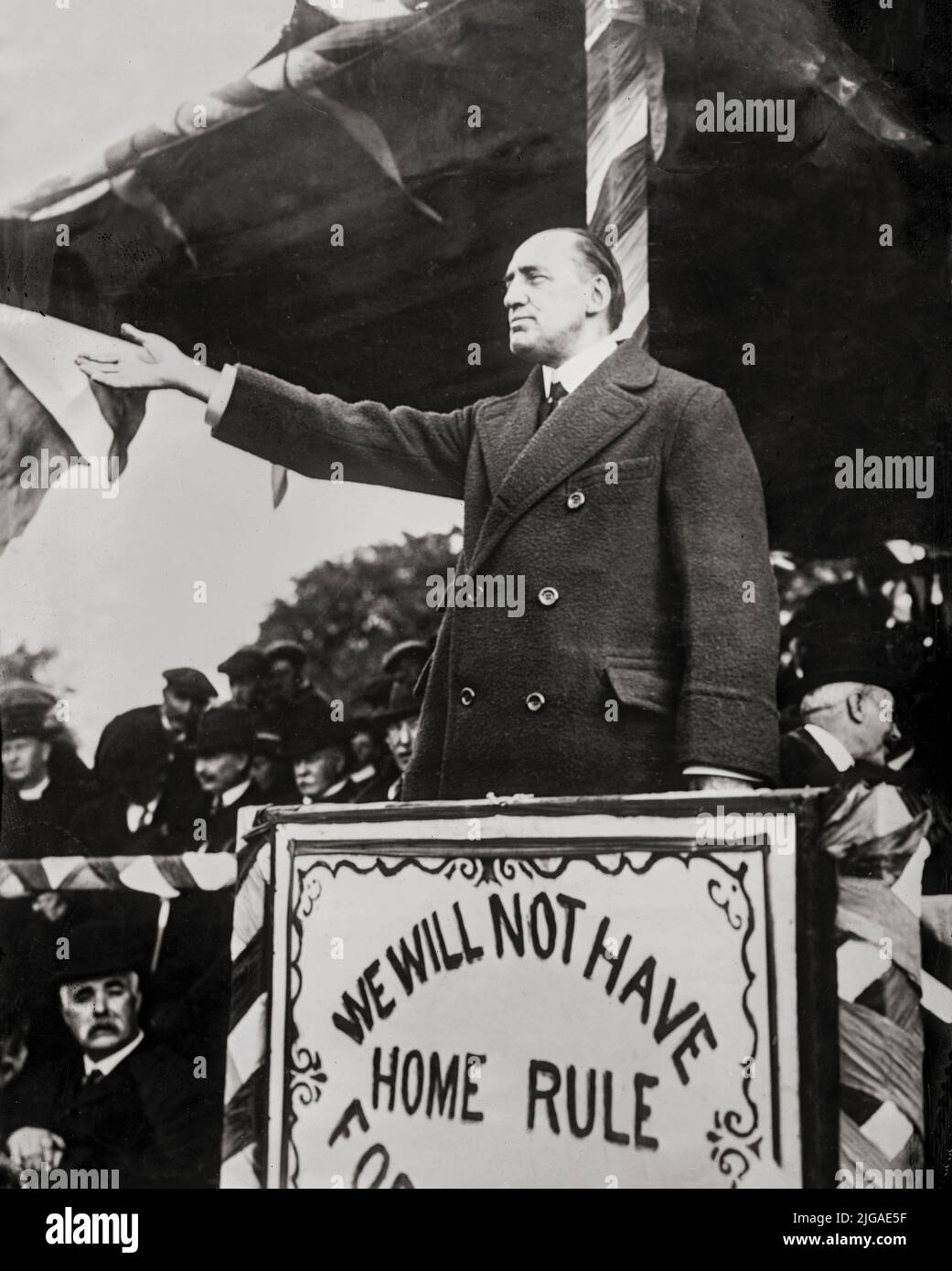 Sir Edward Carson, Baron Carson (1854-1935), war ein irischer unionistischer Politiker, Rechtsanwalt und Richter. Ab 1905 war er sowohl Abgeordneter der Irischen Unionistischen Allianz für den Wahlkreis der Universität Dublin als auch Vorsitzender des Ulster Unionist Council in Belfast. Carson wurde in seinem Bestreben, Irland als Ganzes in Verbindung mit Großbritannien zu halten, besiegt. Seine Führung wurde jedoch von einigen dafür gefeiert, dass sie sich einen weiteren Platz im Vereinigten Königreich für die sechs nordöstlichen Grafschaften sicherte, wenn auch unter einem dezentralen Parlament von Nordirland, das weder er noch seine Gewerkschaftskollegen gesucht hatten. Stockfoto