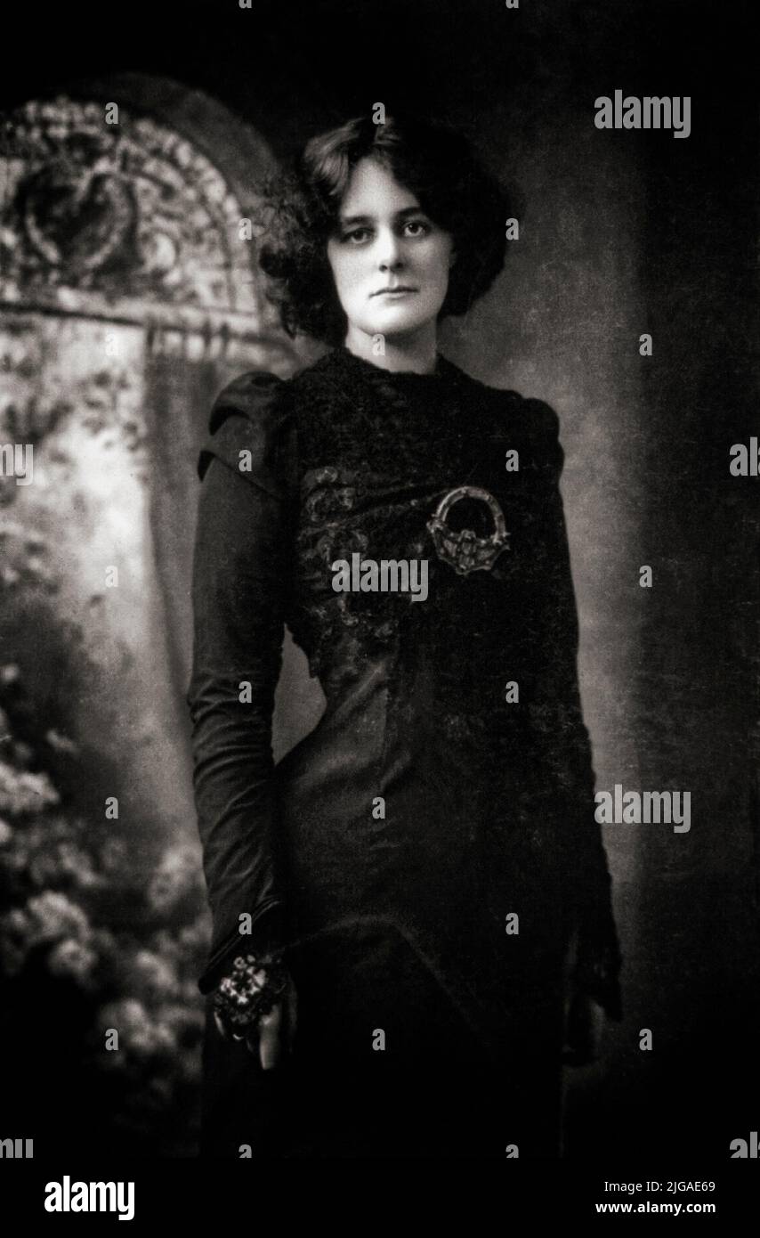 Ein Porträt von Maud gonne MacBride (1866-1953), einer in Irland geborenen Revolutionärin, Frauenrechtlerin und Schauspielerin. Anglo-irische Abstammung, konvertierte sie nach der Notlage der in den Landkriegen vertrieben Menschen zum irischen Nationalismus. Sie agitierte aktiv für die häusliche Herrschaft und dann für die republik, die 1916 ausgerufen wurde. Sie war auch bekannt für ihre Muse und ihr langzeitiges Liebesinteresse des irischen Dichters W. B. Yeats. Stockfoto Ein Porträt von Maud gonne MacBride (1866-1953), einer in Irland geborenen Revolutionärin, Frauenrechtlerin und Schauspielerin. Anglo-irische Abstammung, konvertierte sie nach der Notlage der in den Landkriegen vertrieben Menschen zum irischen Nationalismus. Sie agitierte aktiv für die häusliche Herrschaft und dann für die republik, die 1916 ausgerufen wurde. Sie war auch bekannt für ihre Muse und ihr langzeitiges Liebesinteresse des irischen Dichters W. B. Yeats. Stockfoto