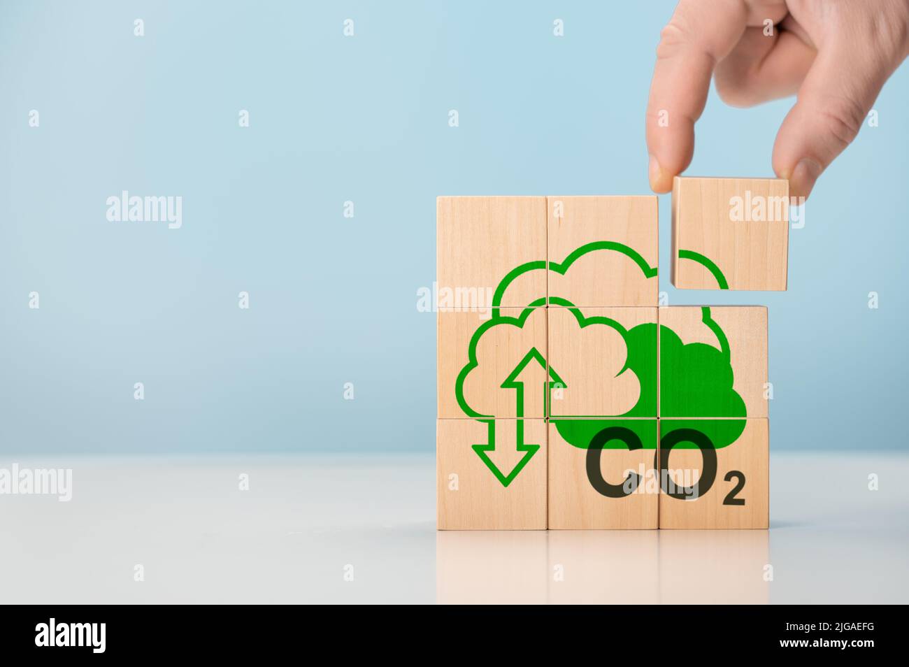 Steigende Emissionen im Jahr CO2. Reduzierung der Kohlendioxidemissionen zur Begrenzung der globalen Erwärmung und des Klimawandels. Engagement für Pariser Abkommen zu niedrigeren CO2 Ebenen wi Stockfoto