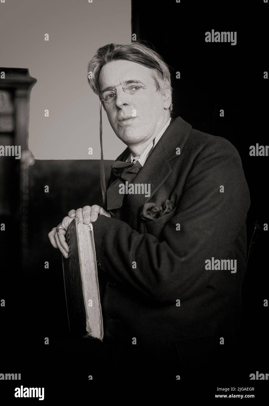 Ein Porträt von William Butler Yeats (1865-1939), einem Protestanten anglo-irischer Abstammung, irischem Dichter, Dramatiker, Schriftsteller und einer der bedeutendsten Persönlichkeiten der Literatur des 20.. Jahrhunderts. Er war eine treibende Kraft hinter dem Irish Literary Revival und wurde zu einem Pfeiler des irischen Literaturbetriebs, der zur Gründung des Abbey Theatre beitrug. In seinen späteren Jahren diente er zwei Mal als Senator des irischen Freistaates. Stockfoto