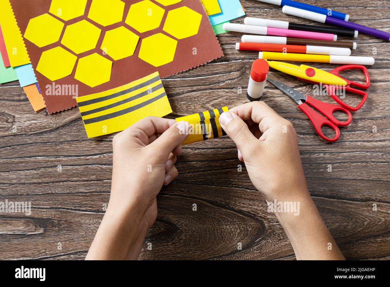 Anweisungen Schritt 5. Sommerkarte mit voluminösen Bienen. Handgefertigt. Kinderkreativitätsprojekt, Basteln für Kinder. Stockfoto