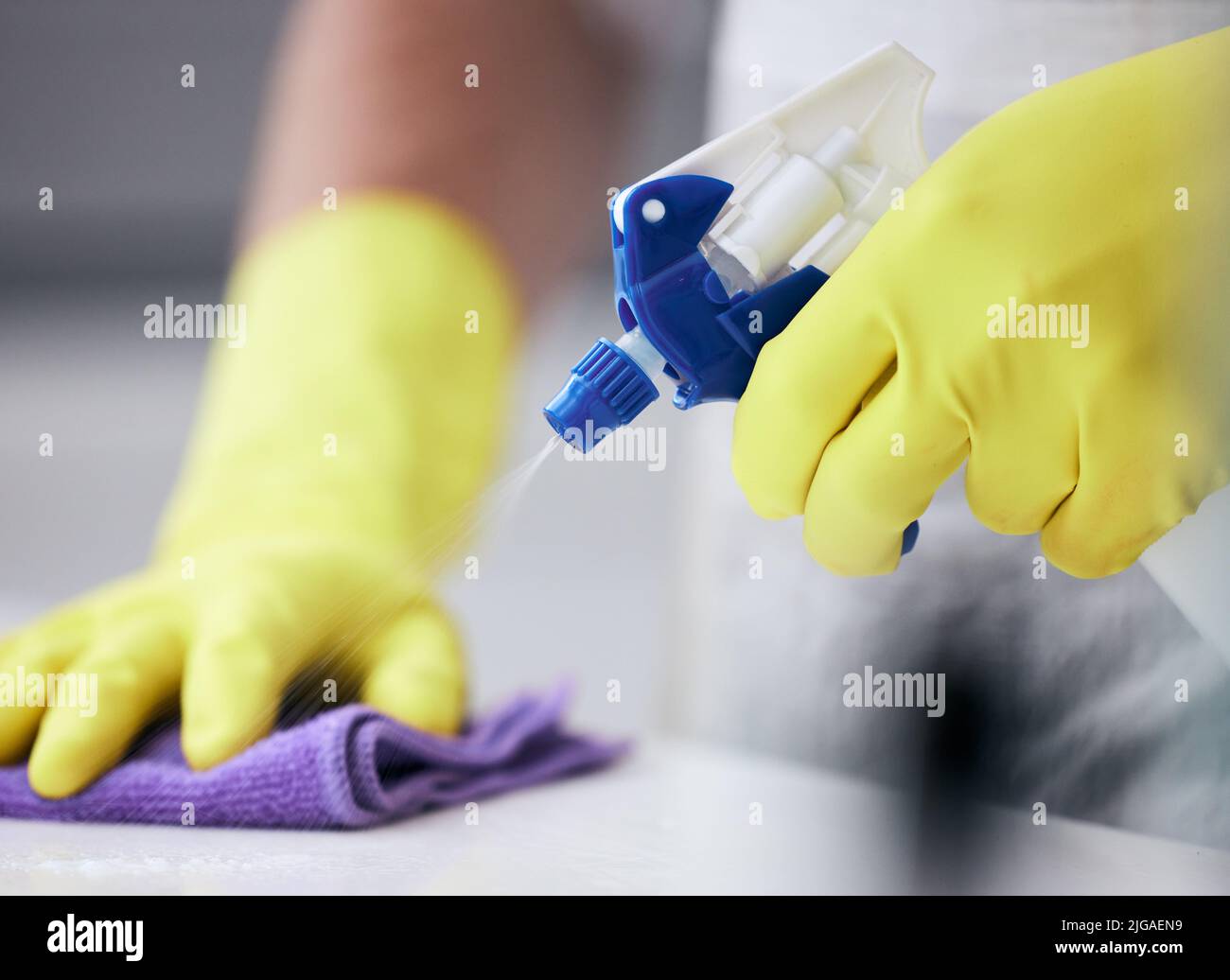 Das beste Produkt, um jede Oberfläche zu reinigen. Eine unkenntliche Person, die eine Oberfläche zu Hause reinigt. Stockfoto