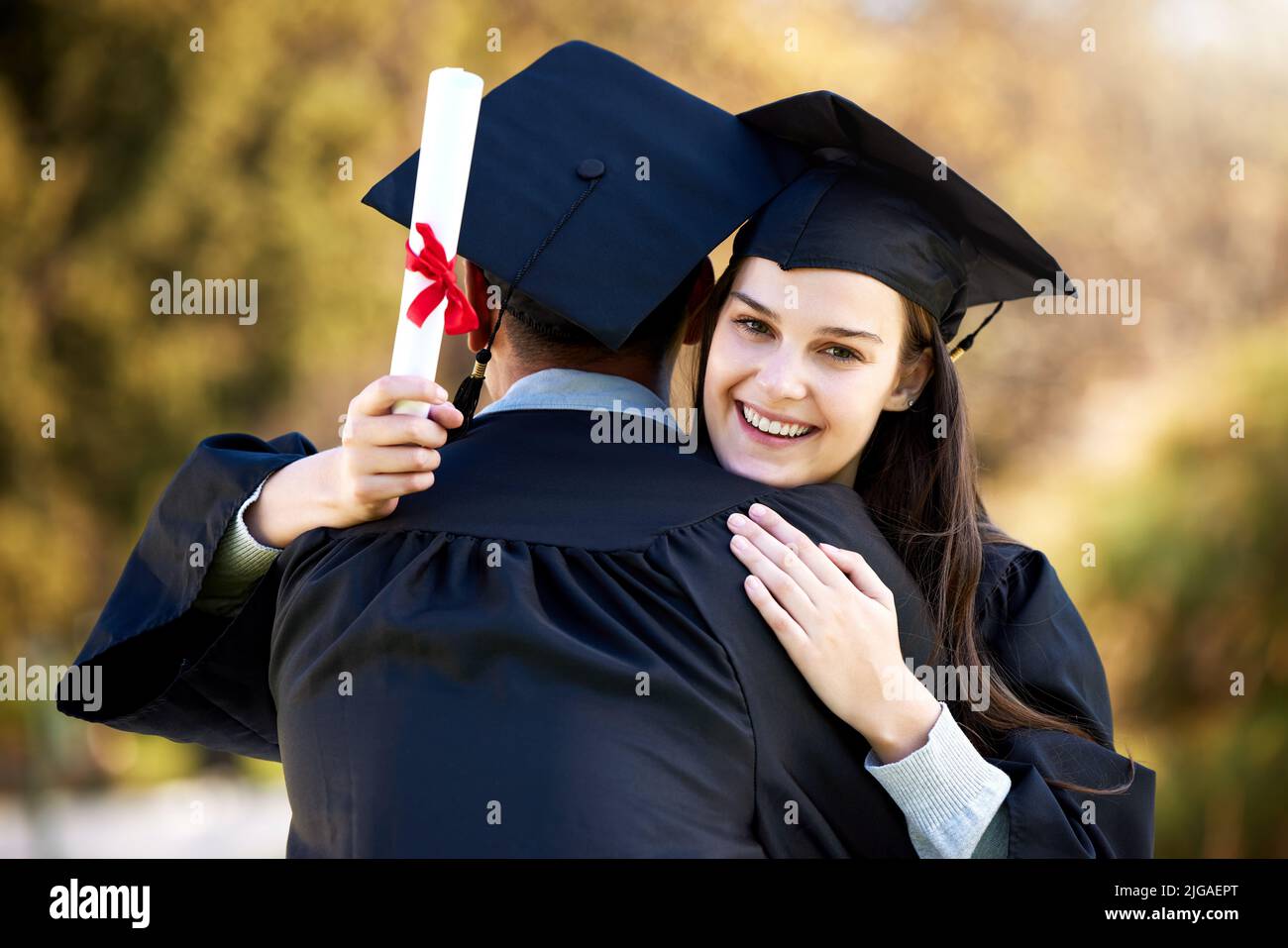 Ich bin gespannt, was wir gemeinsam noch erreichen können. Porträt einer jungen Frau, die ihre Freundin am Abschlusstag umarmt. Stockfoto