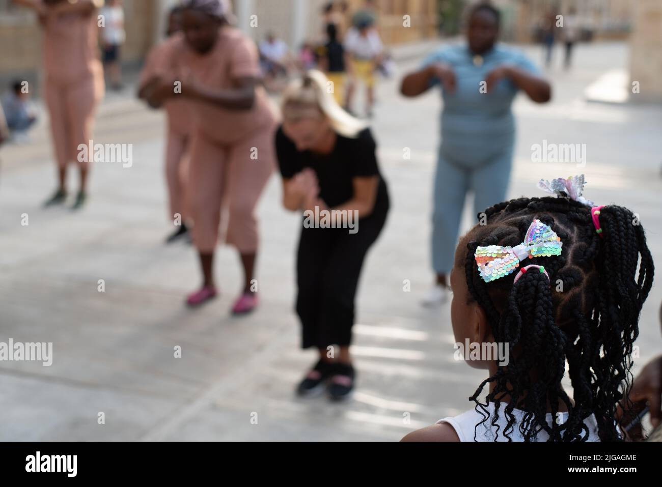 Teenage African Girl mit lockigen Haaren genießen Tanzvorführungen beim Musikfestival Stockfoto