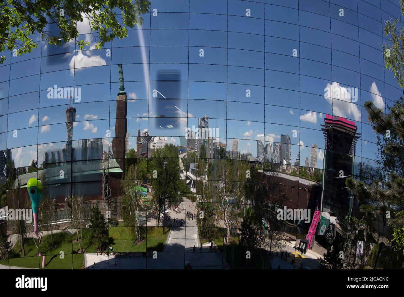Die umliegenden Gebäude spiegeln sich im Spiegelglas des Depot Boijmans Van Beuningen, Museumpark Rotterdam, Niederlande Stockfoto