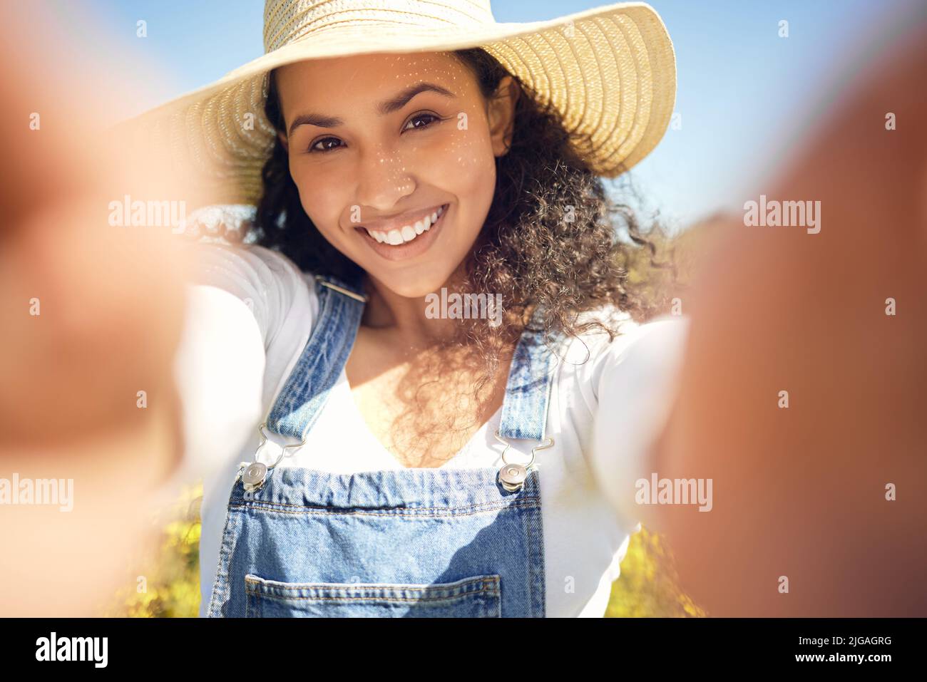 Ich bin süß, aint I. eine schöne junge Frau, die ein Selfie im Freien macht. Stockfoto