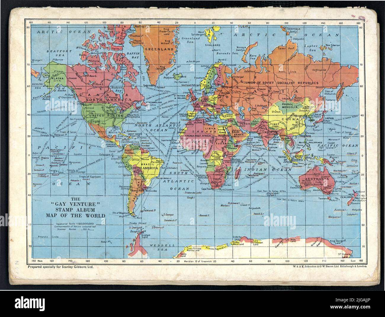 Original zerfetzte, Shabby well used 1950s Ära Farb-Weltkarte - auf der Rückseite des Gay Venture Briefmarkenalbums, mit einer pädagogischen Karte der Welt, zweite Auflage, gedruckt in London, Großbritannien Stockfoto