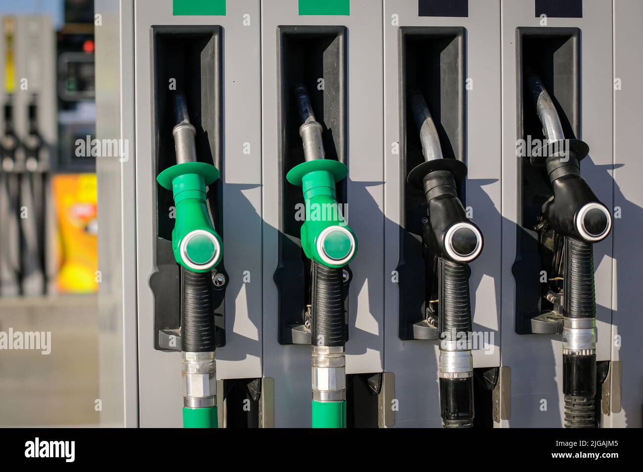 Details zur geringen Schärfentiefe (selektiver Fokus) mit Kraftstoffpumpen an einer Tankstelle. Stockfoto