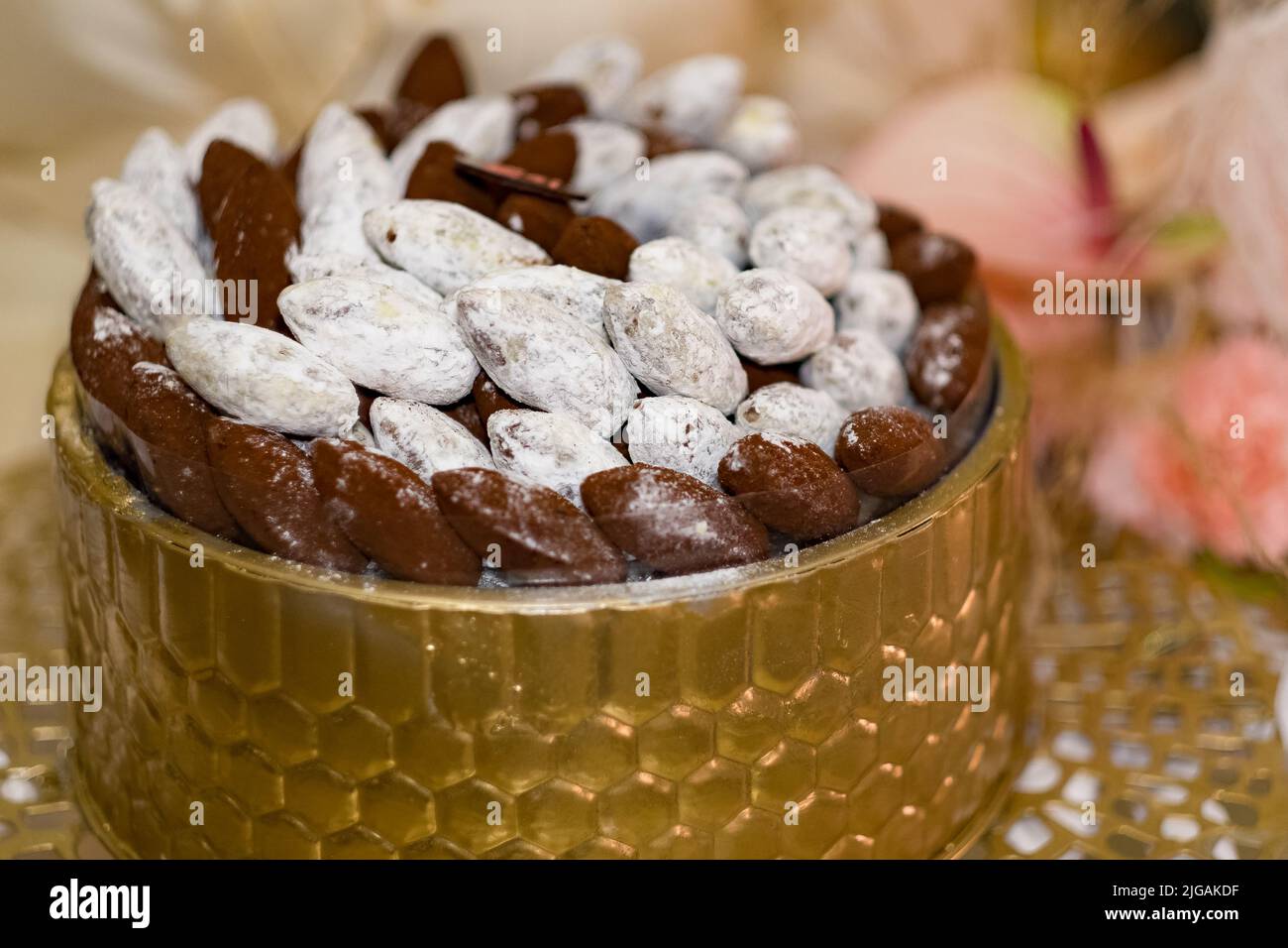 Tablett mit Datteln, bedeckt mit pulverförmiger Schokolade und Zucker bei einer arabischen Veranstaltung. Einige werden von arabischen Muslimen als heilige Frucht angesehen und brechen mit einer Fastenzeit den Ramadan. Stockfoto