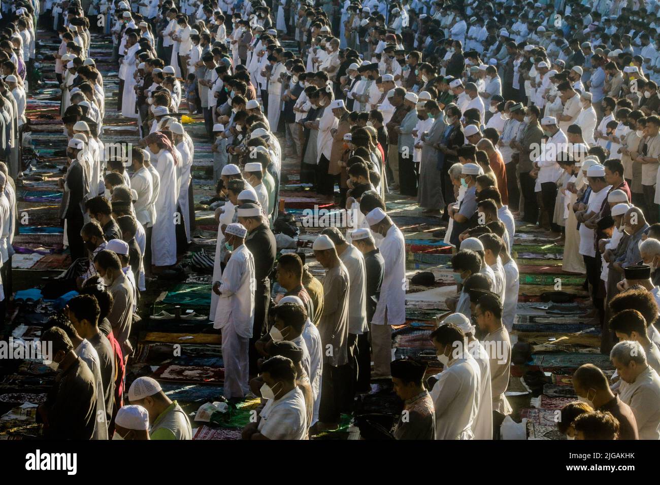 Indonesische Muslime führen am 9. Juli 2022 Eid al-Adha-Gebete auf dem Sempur Field in Bogor, Indonesien, durch. Stockfoto
