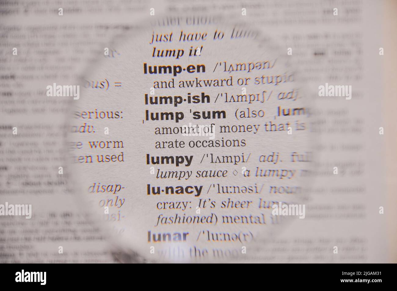 Die Definition des Wortes Klumpen in einem Wörterbuch, unter Lupe, Übersetzer und Sprachkonzept Stockfoto