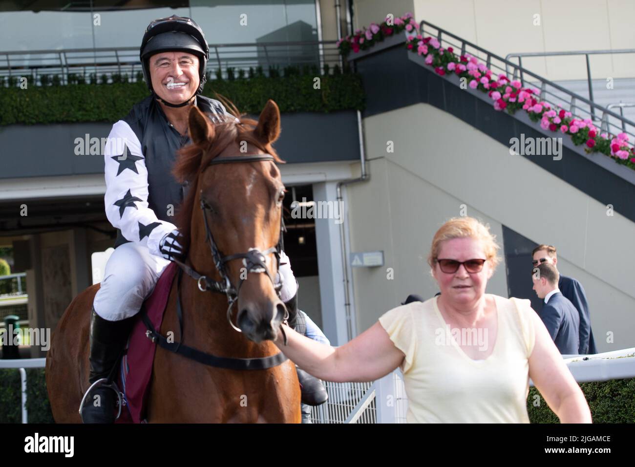 Ascot, Bergen, Großbritannien. 8.. Juli 2022. Reiter Maurice McCarthy geht auf die Racktrack Reitpferd Liebe deine Arbeit in der Foundation Developments Property Race Day Charity Race. Quelle: Maureen McLean/Alamy Live News Stockfoto