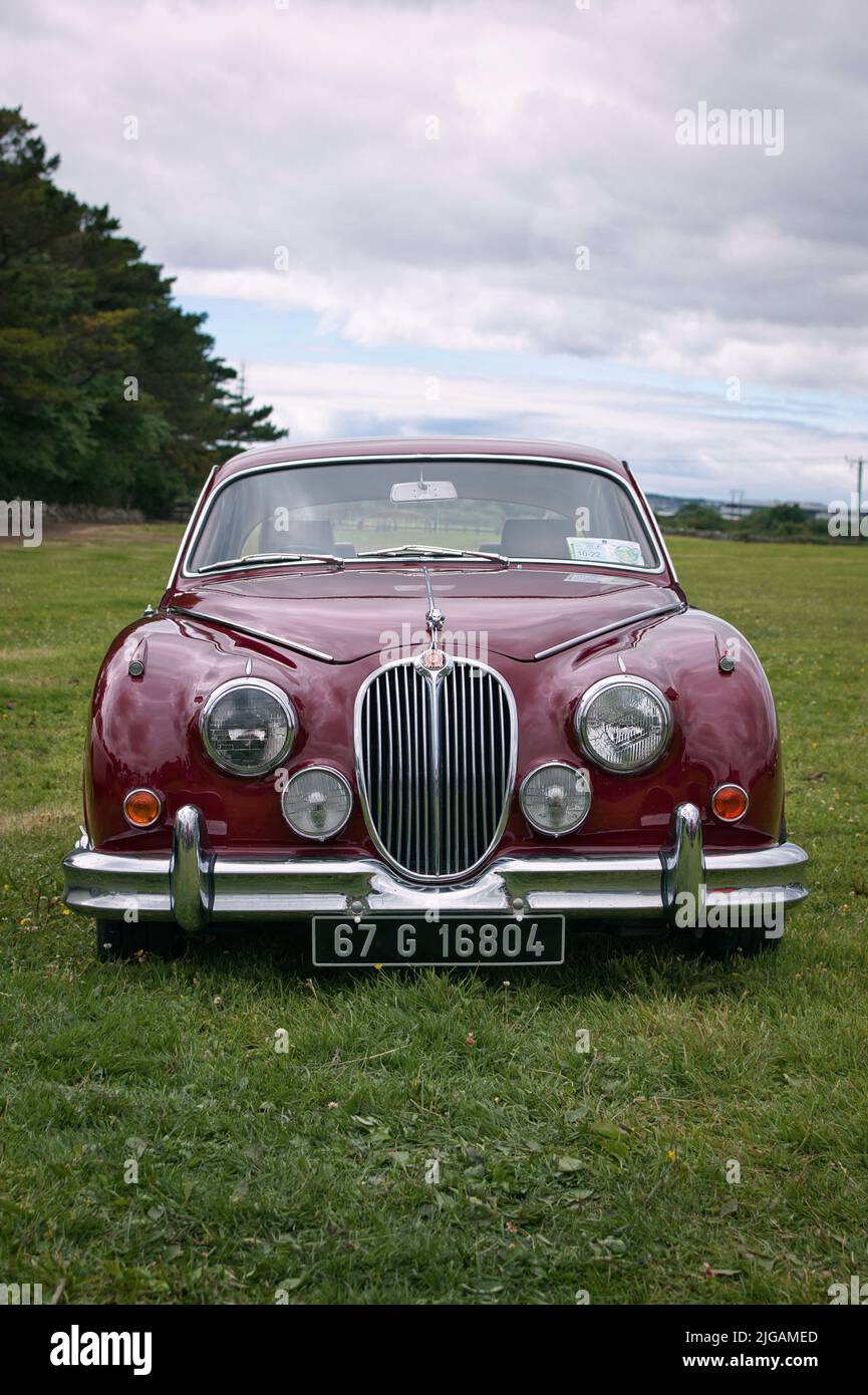 Nahaufnahme des Oldtimer-Oldtimers Jaguar 240 beim Classic fest 2022, Festival mit alten Oldtimern und Fahrzeugen Stockfoto