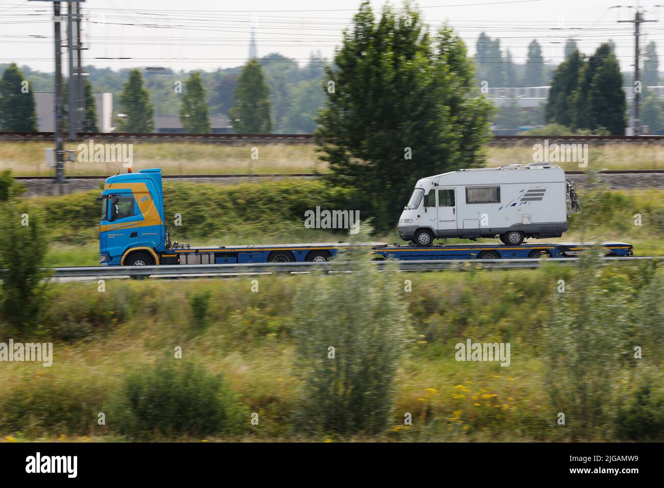 2022-07-09 10:30:58 BREDA - Camper auf Anhänger auf dem ersten offiziellen schwarzen Samstag des Jahres schafft Massen auf den niederländischen Autobahnen. ANP BAS CZERWINSKI niederlande Out - belgien Out Stockfoto