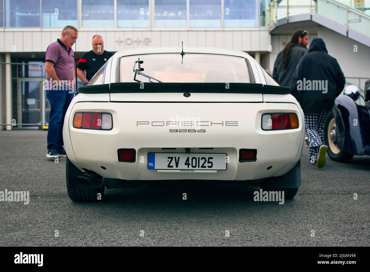 Nahaufnahme des Oldtimer-Oldtimers Porsche 928S beim Classic fest 2022, Festival mit alten Oldtimern und Fahrzeugen Stockfoto