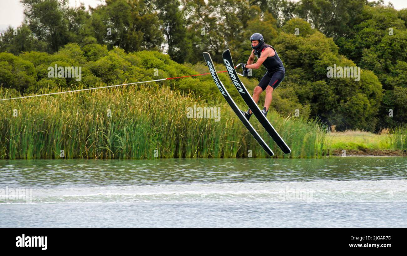 Mulwala, New South Wales Australien - 3. April 2022: Männlich bei der über fünfzig Skisprungveranstaltung bei den Australian Nationals Stockfoto