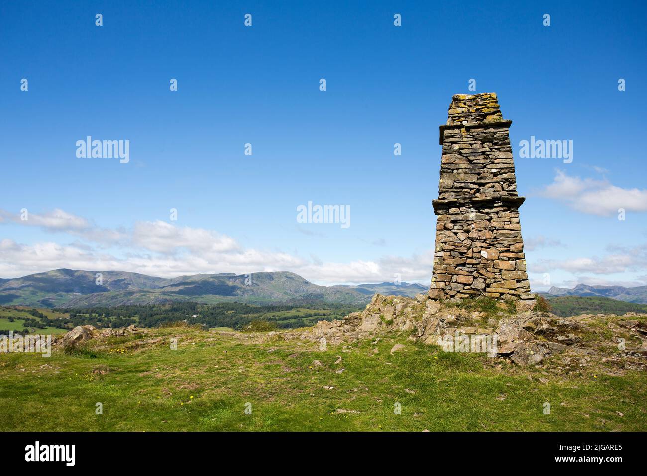 Ein Blick über den Lake District mit einem Trig-Punkt im Vordergrund Stockfoto