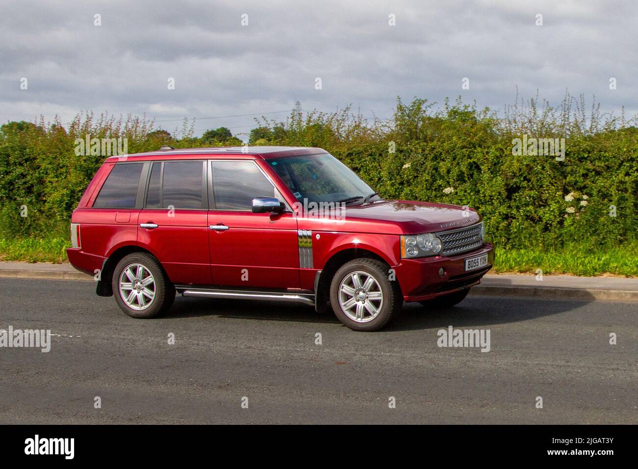 2005 Red Land Range Rover TD6 Vogue 2926 ccm Diesel 5-Gang-Automatikgetriebe; unterwegs zum Hoghton Tower für das Supercar Summer Showtime Car Meet, das von Great British Motor Shows in Preston, Großbritannien, organisiert wird Stockfoto