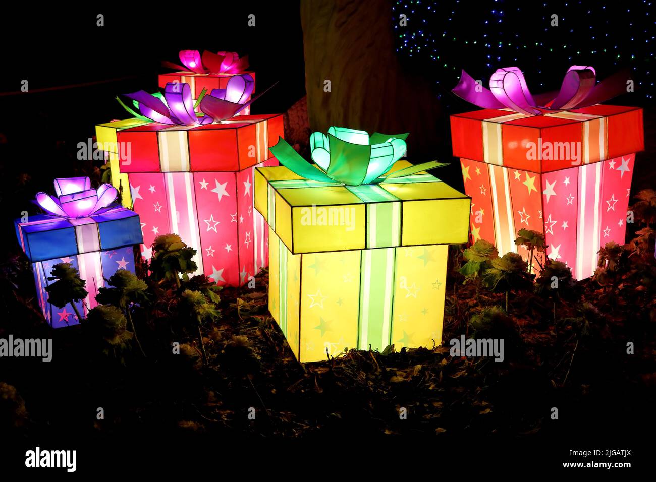 PAKRUOJIS / LITAUEN - 29. Dezember 2019: Bunte Geschenkboxen beim Chinesischen Lichtfest die Großen Laternen Chinas Stockfoto