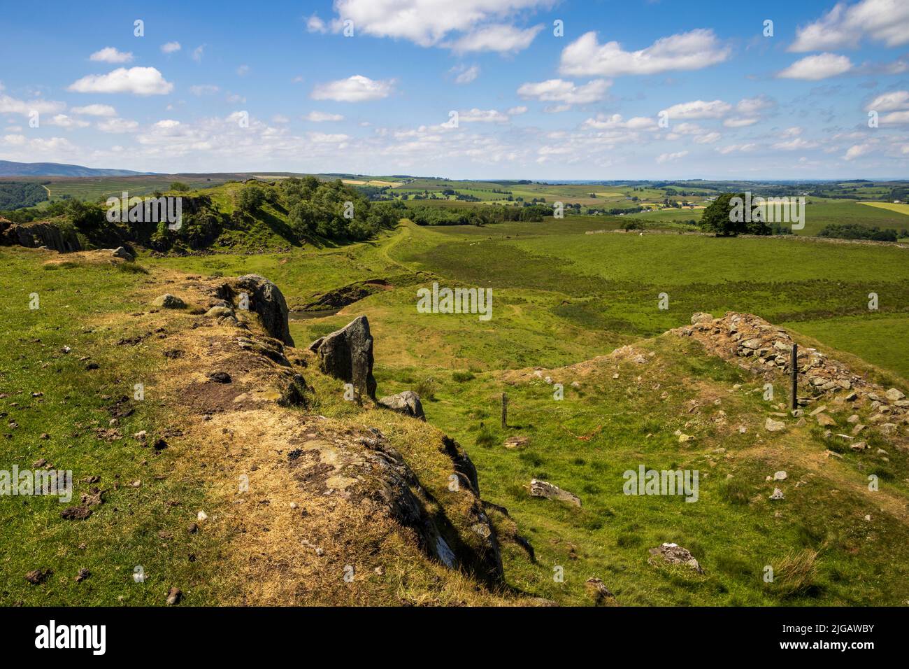 Ein Abschnitt der Hadrianmauer, der auf den Walltown Crags Quarry, Northumberland, England trifft Stockfoto