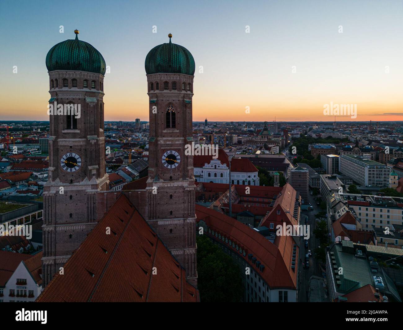 Die Frauenkirche-Türme mit einem wunderbaren Abendhimmel in München, Deutschland Stockfoto
