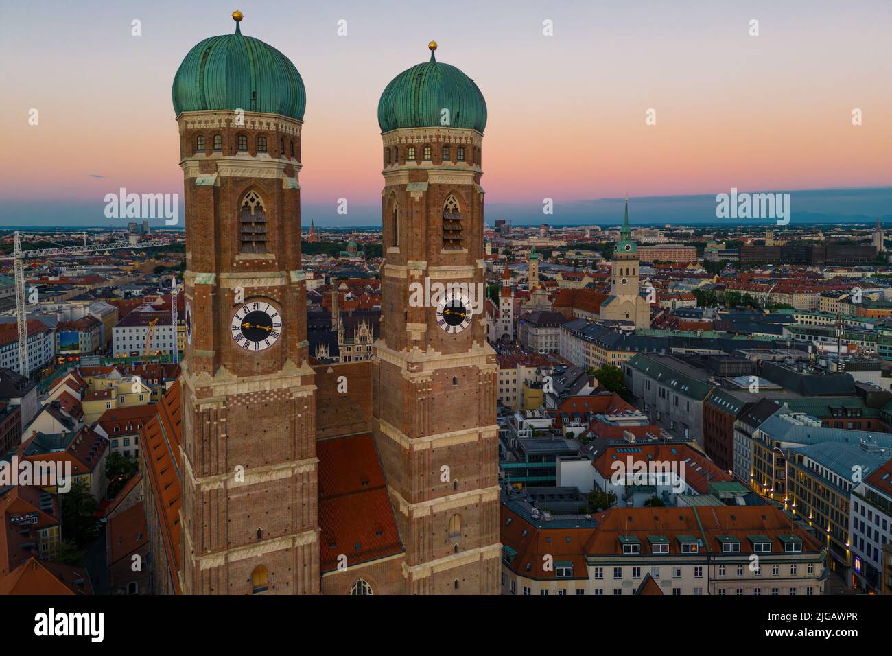 Wunderbarer Sonnenuntergang hinter den Frauenkirche-Türmen in München Stockfoto