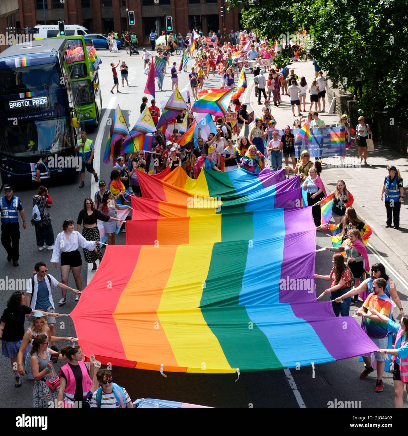 Bristol, Großbritannien. 9.. Juli 2022. Bristol Pride kehrt zurück. Nach zwei Jahren Pause feiert die LGBT-Gemeinschaft ihre Individualität mit einer Parade durch die Stadt. Kredit: JMF Nachrichten/Alamy Live Nachrichten Stockfoto