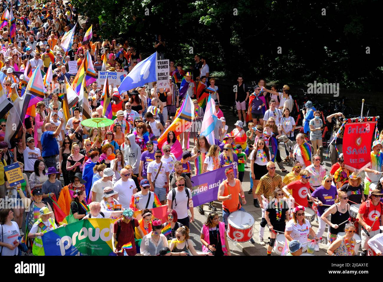 Bristol, Großbritannien. 9.. Juli 2022. Bristol Pride kehrt zurück. Nach zwei Jahren Pause feiert die LGBT-Gemeinschaft ihre Individualität mit einer Parade durch die Stadt. Kredit: JMF Nachrichten/Alamy Live Nachrichten Stockfoto