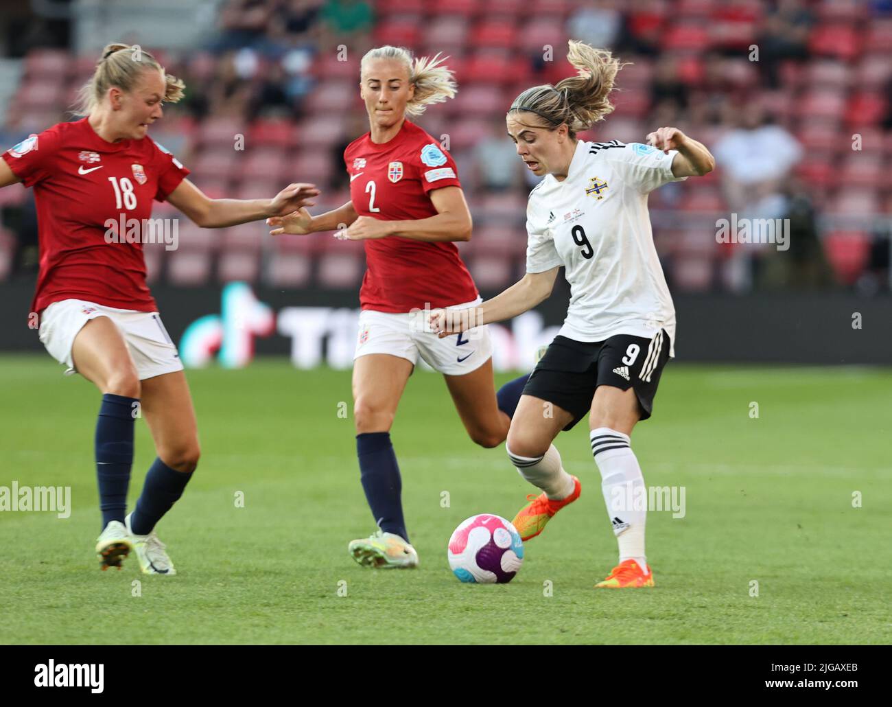 SOUTHAMPTON ENGLAND - JULI 07 : L-RFrida Maanum aus Norwegen Anja Senstevold aus Norwegen und Simone Magill (Everton) aus Nordirland während der Europazeit Stockfoto