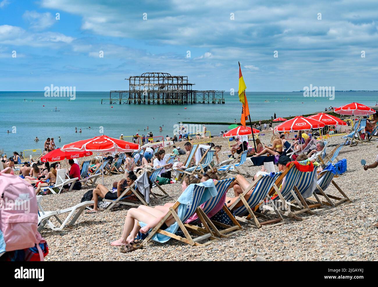 Brighton UK 9. July 2022 - Besucher genießen eine Mischung aus heißer Sonne und Wolken am Strand von Brighton und am Meer, da für Teile Großbritanniens in der nächsten Woche eine Hitzewelle prognostiziert wird. : Credit Simon Dack / Alamy Live News Stockfoto