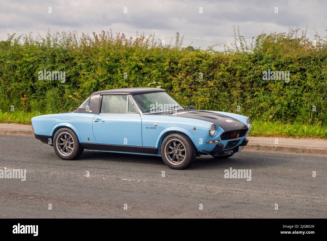 Blauschwarzes Fiat 124 Coupè Abarth Rally 1800 ccm Benzin Rallye Car aus den 1975 70er Jahren; unterwegs zum Hoghton Tower für das Supercar Summer Showtime Car Meet, das von Great British Motor Shows in Preston, Großbritannien organisiert wird Stockfoto