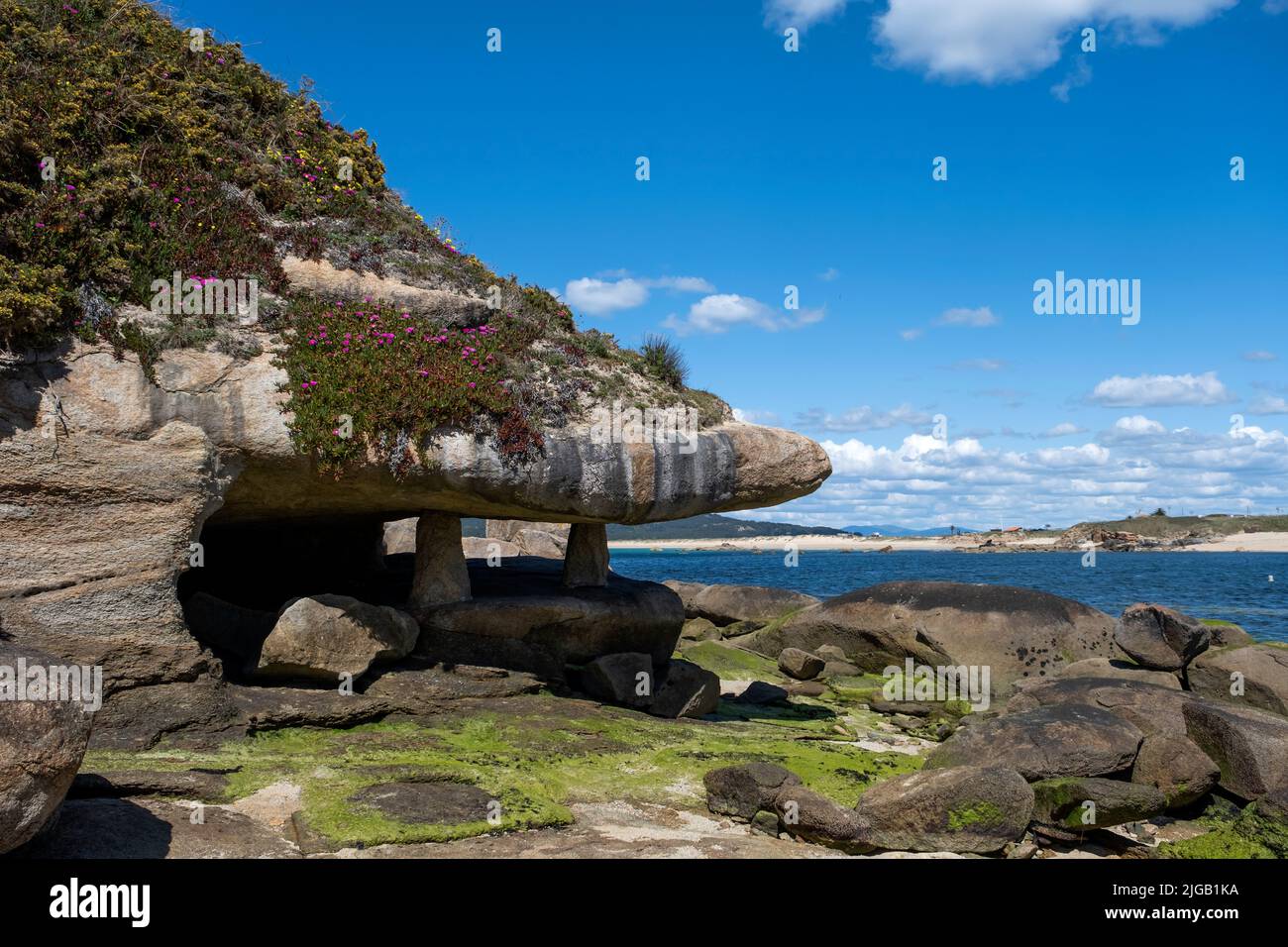 Höhle auf Steinstruktur am Meer genannt 'Cova dos nenos perdidos' in A Lanzada, Sanxenxo, Pontevedra, Galicien, Spanien Stockfoto