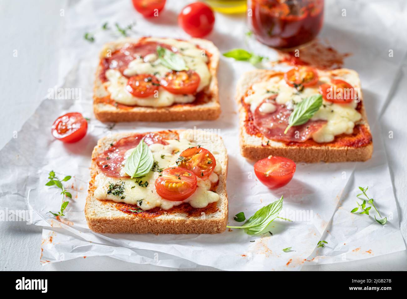 Köstliche und heiße Toast zum Mittagessen als schnelle Vorspeise. Toast mit Käse, Tomaten und Fleisch. Stockfoto