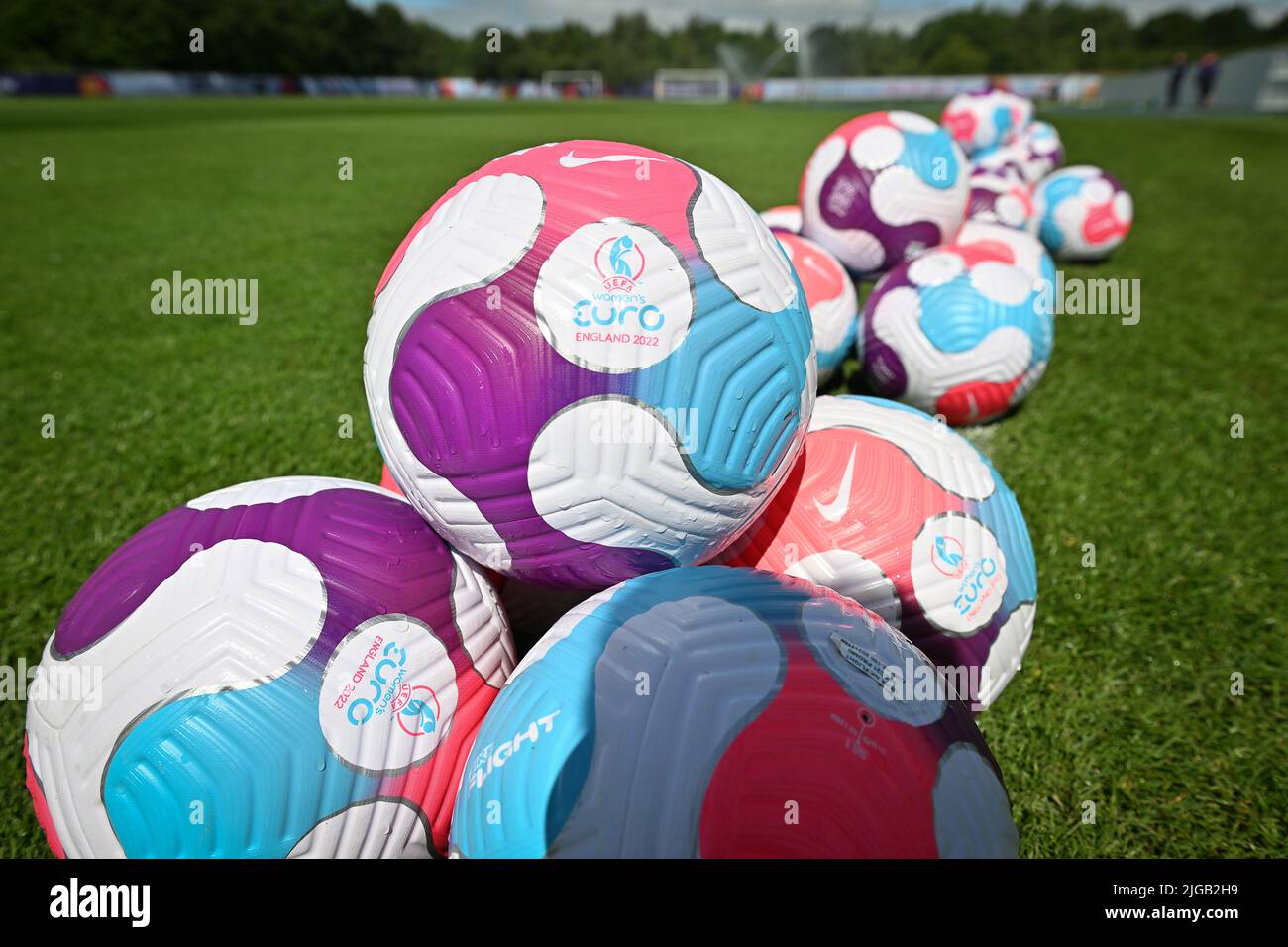 Die Abbildung zeigt die offiziellen Turnierbälle vor einer Trainingseinheit der belgischen Nationalmannschaft der Frauen, den Red Flames, am Samstag, den 09. Juli 2022 in Wigan, England, vor dem ersten Gruppenspiel in der Gruppe D des Women's Euro 2022 Turniers. Die UEFA-Fußball-Europameisterschaft der Frauen 2022 findet vom 6. Bis 31. Juli statt. BELGA FOTO DAVID CATRY Stockfoto