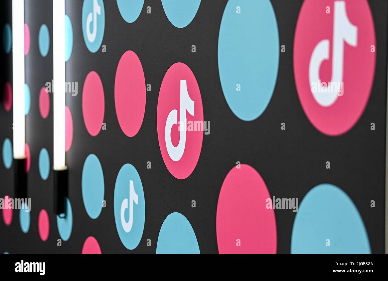 Berlin, Deutschland. 07.. Juli 2022. Das Logo der Video-Community TikTok auf der Modemesse Premium. Quelle: Jens Kalaene/dpa/Alamy Live News Stockfoto