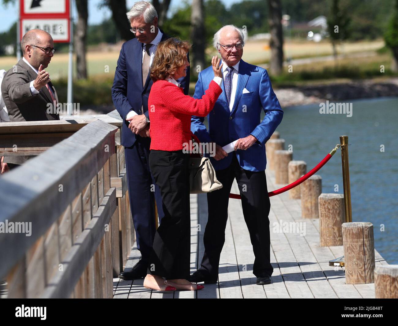 König Carl Gustaf und Königin Silvia gehen mit M / B Stockholm zusammen mit dem Landratsvorsitzenden Carl Fredrik Graf (links) und Magnus Hall, dem Vorsitzenden der Göta Canal Company, anlässlich des 200.-jährigen Jubiläums des Gota-Kanals am 09. Juli 2022 auf eine Reise.Foto: Jeppe Gustafsson/TT/Kod 71500 Stockfoto