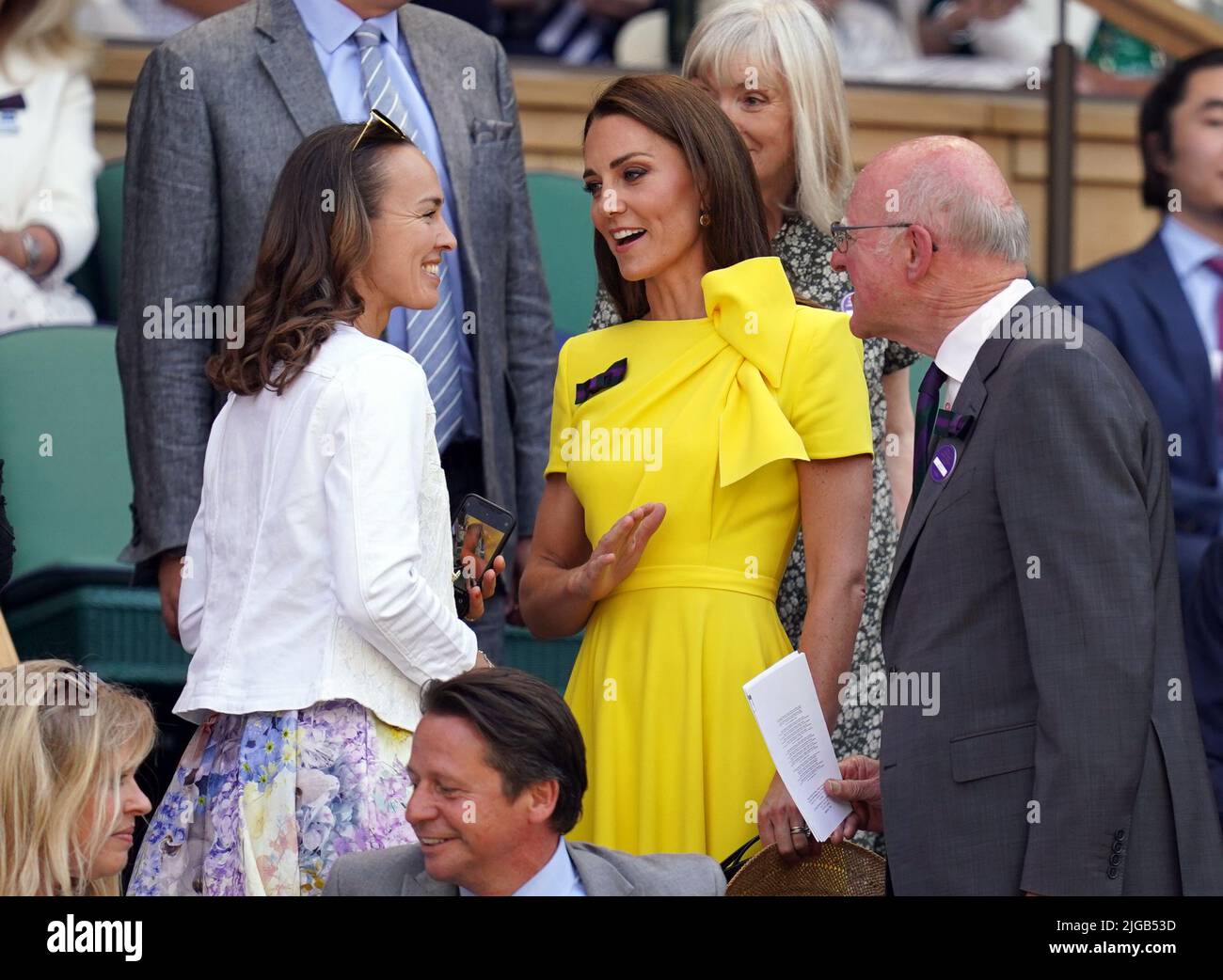 Die Herzogin von Cambridge spricht mit Martina Hingis und dem AELTC-Vorsitzenden Ian Hewitt in der Royal Box am dreizehnten Tag der Wimbledon Championships 2022 beim All England Lawn Tennis and Croquet Club in Wimbledon. Bilddatum: Samstag, 9. Juli 2022. Stockfoto